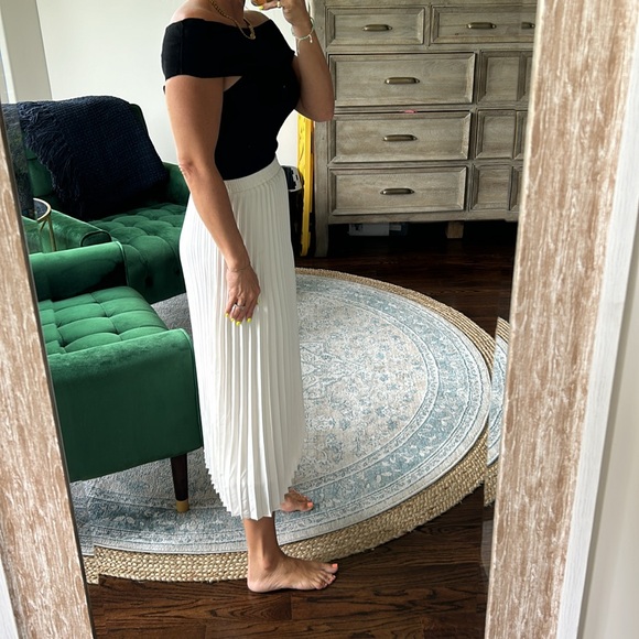 Pleated white skirt with off shoulder black top. Selling as an outfit - Picture 3 of 3